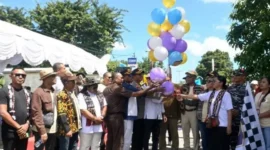 Pelepasan balon gas oleh Bupati Rote Ndao Paulus Henuk bersama Ketua Sinode dan unsur Forkopimda sebagai tanda dimulainya Pawai Pembangunan dan Pawai Paskah Tahun 2026 di Kabupaten Rote Ndao.