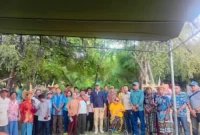 FOTO BERSAMA – Anggota DPR RI Usman Husin, DPRD Rote, kaum difabel, maneleo, dan sesepuh Desa Temas berfoto bersama masyarakat tani di kawasan Bendungan Lekobatu, Kecamatan Rote Barat Laut.