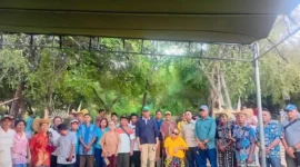 FOTO BERSAMA – Anggota DPR RI Usman Husin, DPRD Rote, kaum difabel, maneleo, dan sesepuh Desa Temas berfoto bersama masyarakat tani di kawasan Bendungan Lekobatu, Kecamatan Rote Barat Laut.