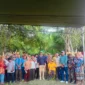 FOTO BERSAMA – Anggota DPR RI Usman Husin, DPRD Rote, kaum difabel, maneleo, dan sesepuh Desa Temas berfoto bersama masyarakat tani di kawasan Bendungan Lekobatu, Kecamatan Rote Barat Laut.