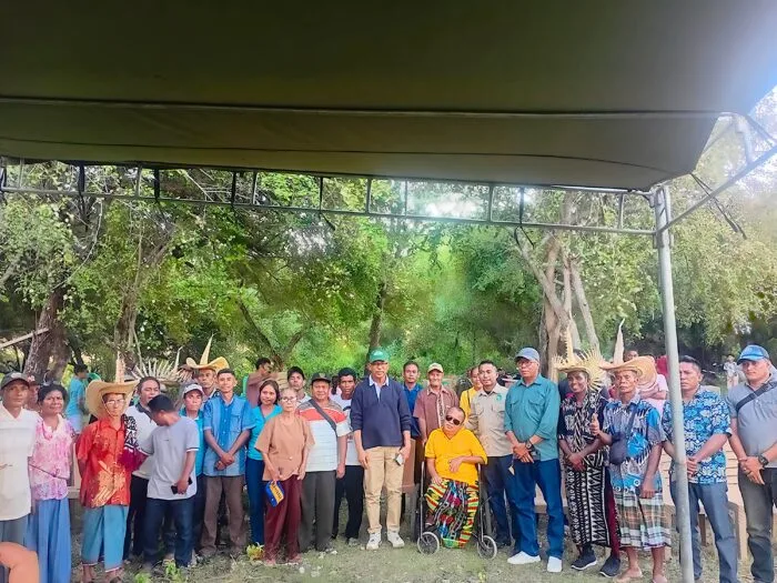 FOTO BERSAMA – Anggota DPR RI Usman Husin, DPRD Rote, kaum difabel, maneleo, dan sesepuh Desa Temas berfoto bersama masyarakat tani di kawasan Bendungan Lekobatu, Kecamatan Rote Barat Laut.
