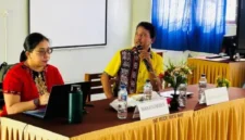 Simson Nullek, S.Pd., Kepala SMKN Pantai Baru saat membuka kegiatan UHT didampingi narasumber Diah Rukmi Budiarto, Kamis, 21 Mei 2026.