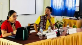 Simson Nullek, S.Pd., Kepala SMKN Pantai Baru saat membuka kegiatan UHT didampingi narasumber Diah Rukmi Budiarto, Kamis, 21 Mei 2026.