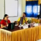 Simson Nullek, S.Pd., Kepala SMKN Pantai Baru saat membuka kegiatan UHT didampingi narasumber Diah Rukmi Budiarto, Kamis, 21 Mei 2026.