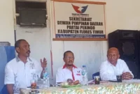 Keterangan Foto: Kiri, Ketua DPD Partai Perindo Kabupaten Flores Timur, Plasidus Fernandez, berkacamata. Kanan, Anggota DPRD Kabupaten Flores Timur, Yakobus Mikhael Krizik Basa Lewar, S.Kep., mengenakan baju putih.