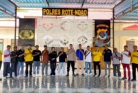 Keterangan Foto: Kapolres Rote Ndao AKBP Henry Eko Irawan, S.I.K., bersama jajaran berfoto bersama para jurnalis usai kegiatan Coffee Morning di Aula Catur Prasetya Polres Rote Ndao, Jumat (28/8/2026).