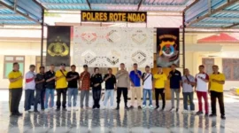 Keterangan Foto: Kapolres Rote Ndao AKBP Henry Eko Irawan, S.I.K., bersama jajaran berfoto bersama para jurnalis usai kegiatan Coffee Morning di Aula Catur Prasetya Polres Rote Ndao, Jumat (28/8/2026).