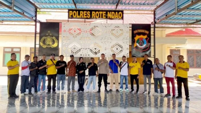 Keterangan Foto: Kapolres Rote Ndao AKBP Henry Eko Irawan, S.I.K., bersama jajaran berfoto bersama para jurnalis usai kegiatan Coffee Morning di Aula Catur Prasetya Polres Rote Ndao, Jumat (28/8/2026).
